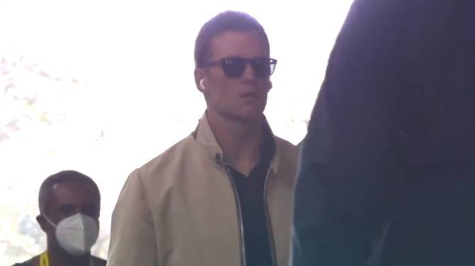 Fans Angry As Tom Brady Arrives For The Super Bowl Without A Mask