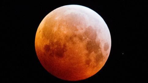 Rare 'Super Blood Wolf Moon' Brightens Up Monday Morning