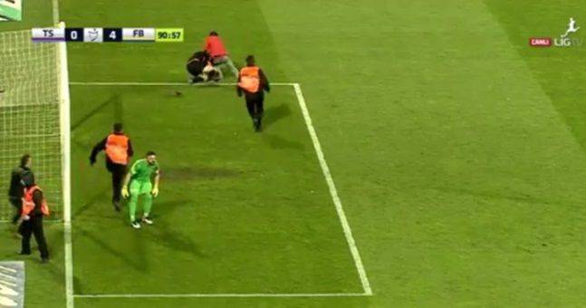 WATCH: Fan Attacks Ref During Trabzonspor vs Fenerbahce