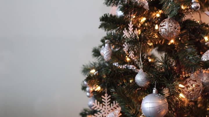 ​It Turns Out We've Been Hanging Christmas Tree Lights Wrong This Whole Time
