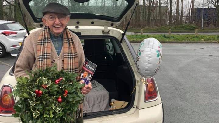 Elderly Man Flooded With Support After His Wreath-Making Business Goes Viral