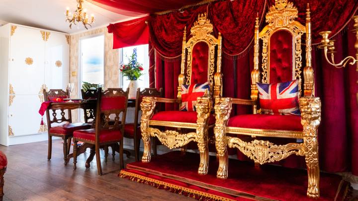 You Can Now Stay In A Buckingham Palace Themed Caravan In Yorkshire