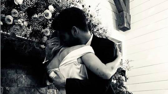 ​Fans Compare Miley Cyrus And Liam Hemsworth’s Wedding Pictures To 'The Last Song'