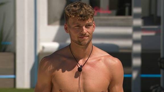Love Island: Hugo Hammond 'Humiliated' As He's Last To Be Picked In 'Line Of Booty' Task