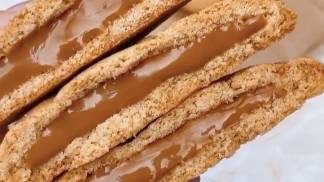Woman Makes Biscoff Cookies With Oozing Melted Centres