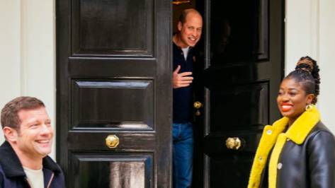 Royal Fans Rinse Prince William For Awkward Picture Outside Kensington Palace