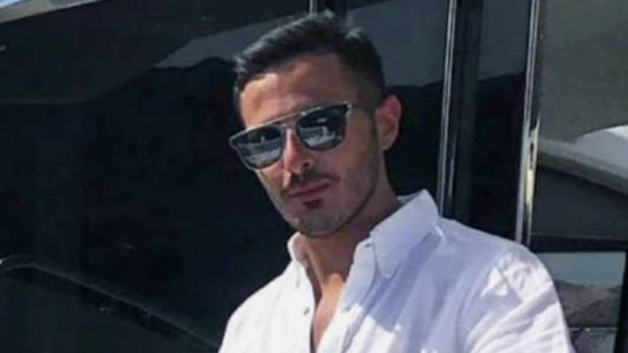 Tinder Swindler Viewers Notice Odd Detail About Flight Seats Tinder Swindler Viewers Notice Odd Detail About Flight Seats