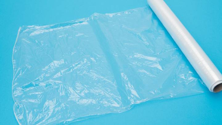 People Are Stunned By Woman's Clingfilm Hack