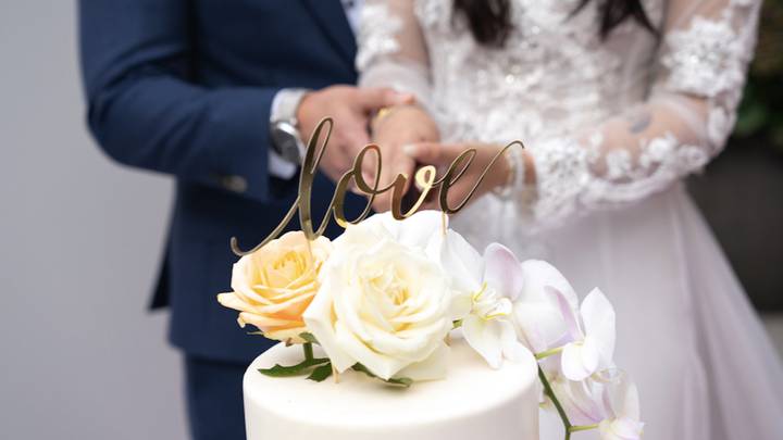 People Are Seriously Divided Over This Wedding Cake Topper