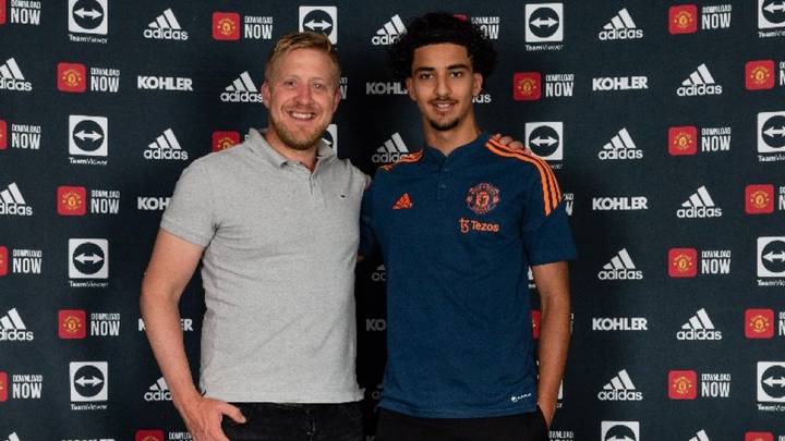 Zidane Iqbal Puts Pen To Paper On New Manchester United Contract