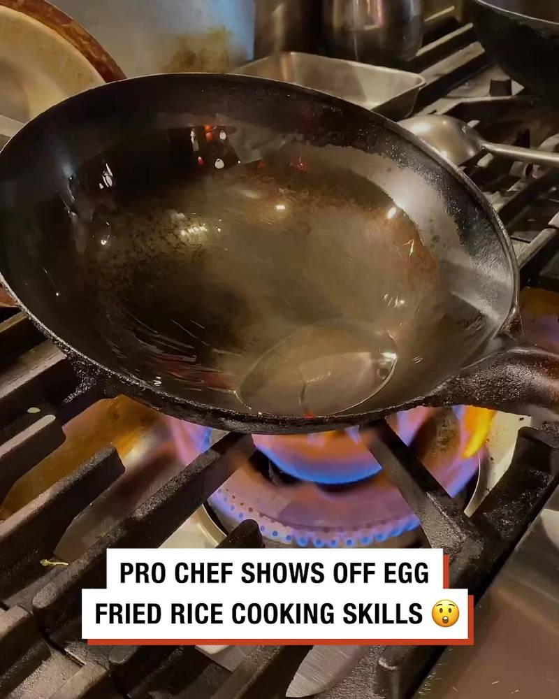 Pro Chef Shows Off Egg Fried Rice Cooking Skills 😮🍳