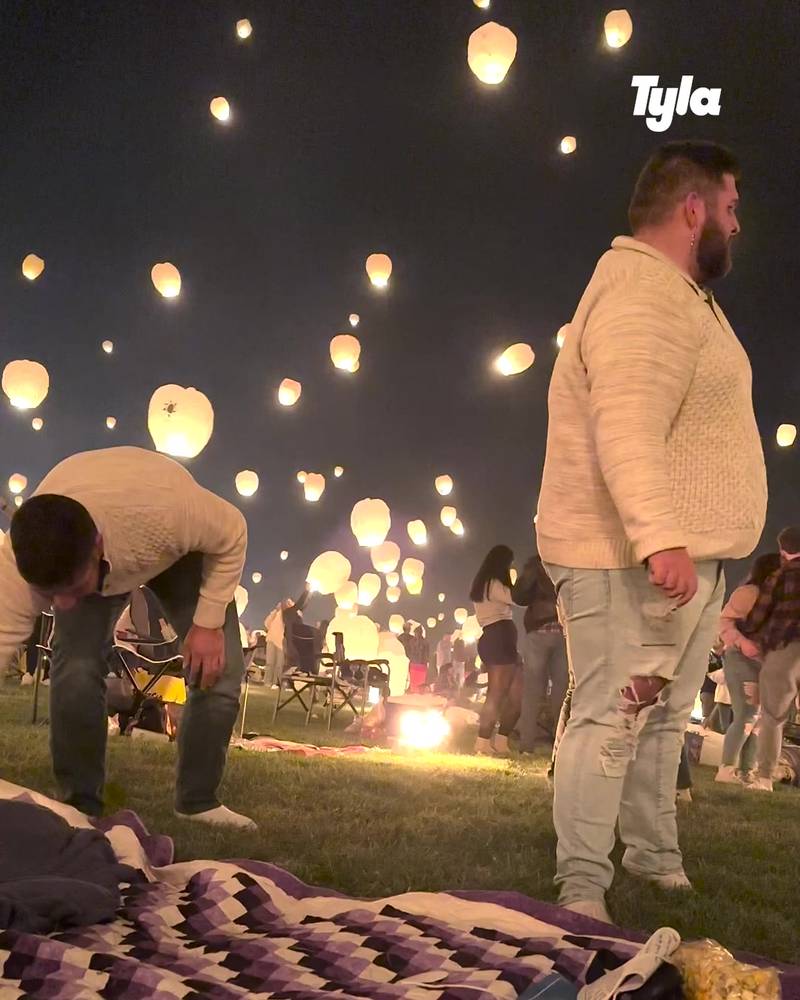 Couple have dream engagement at lantern festival