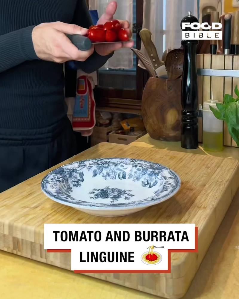 Linguine with tomato sauce and burrata