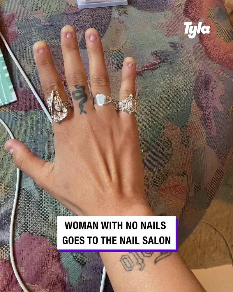 Woman with no nails goes to the nail salon💅
