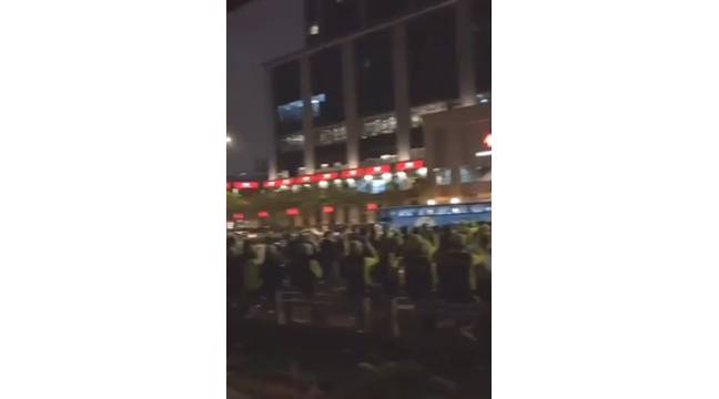 As multidões abaixo. Crédito: ViralPress