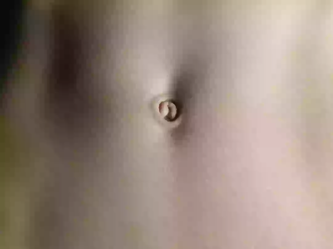 Man Googles Why Some People Have outie Belly Buttons And Instantly man-googles-why-some-people-have-outie-belly-buttons-and-instantly