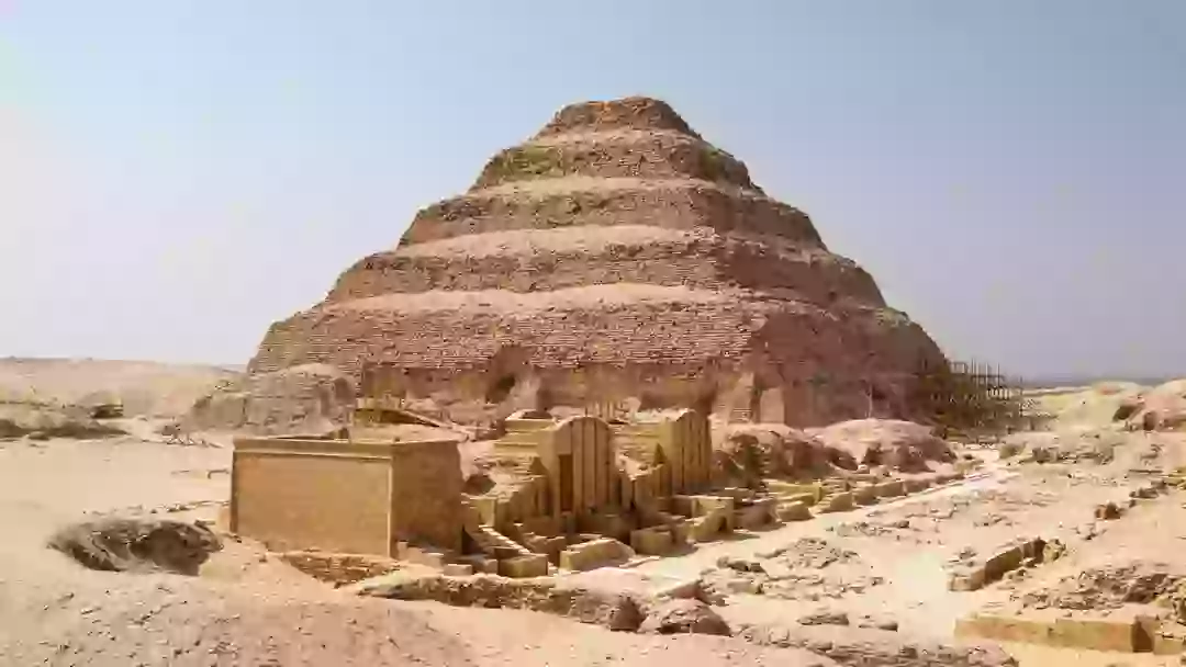 Could Ancient Egyptians used complex machines to help build the pyramids
