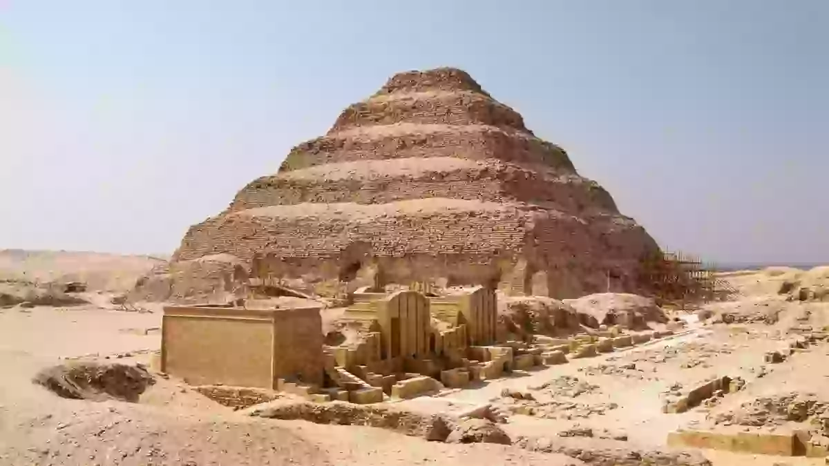 Could Ancient Egyptians used complex machines to help build the pyramids