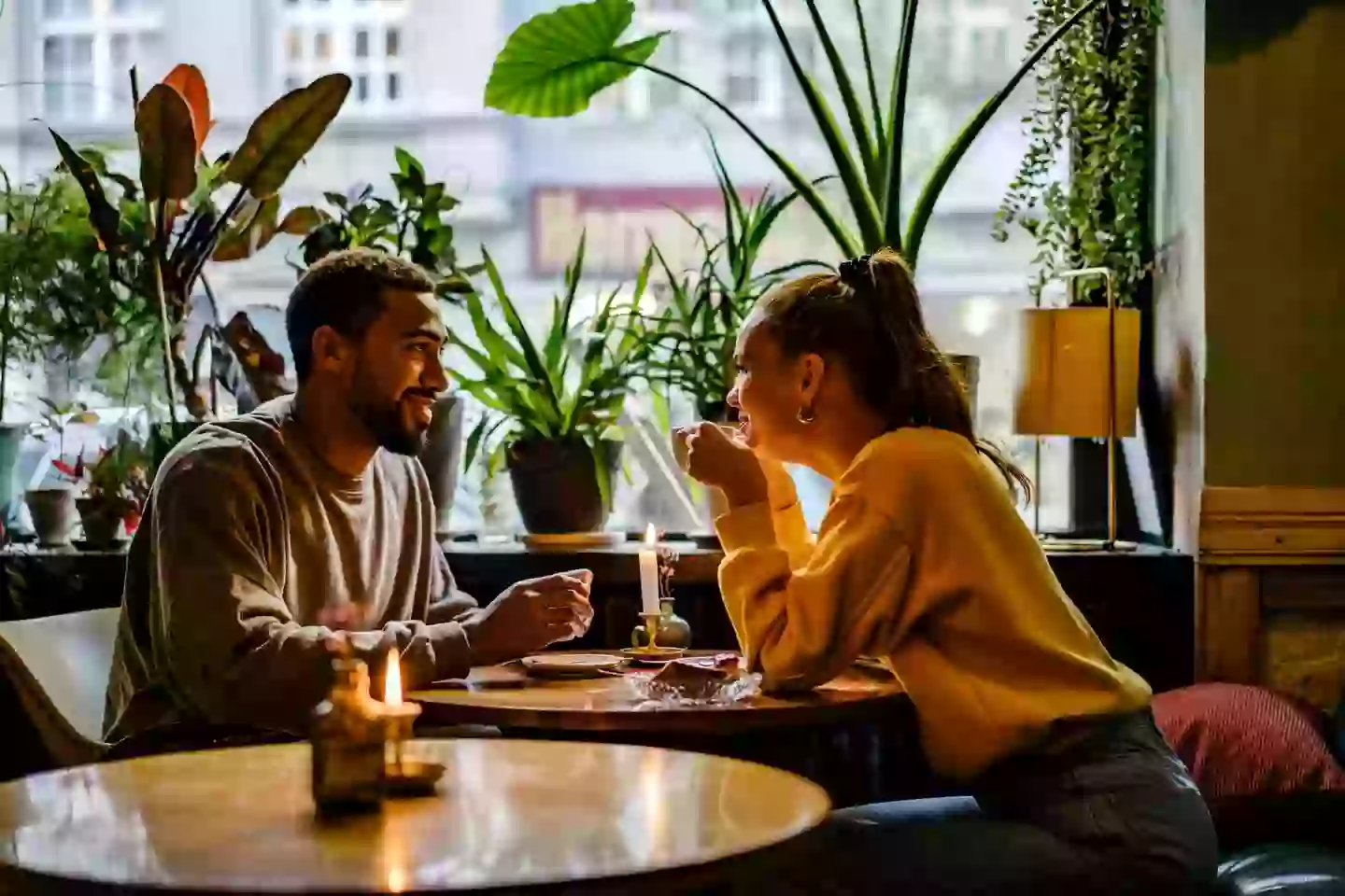 Body language expert reveals nine clear signs that someone is in love ...