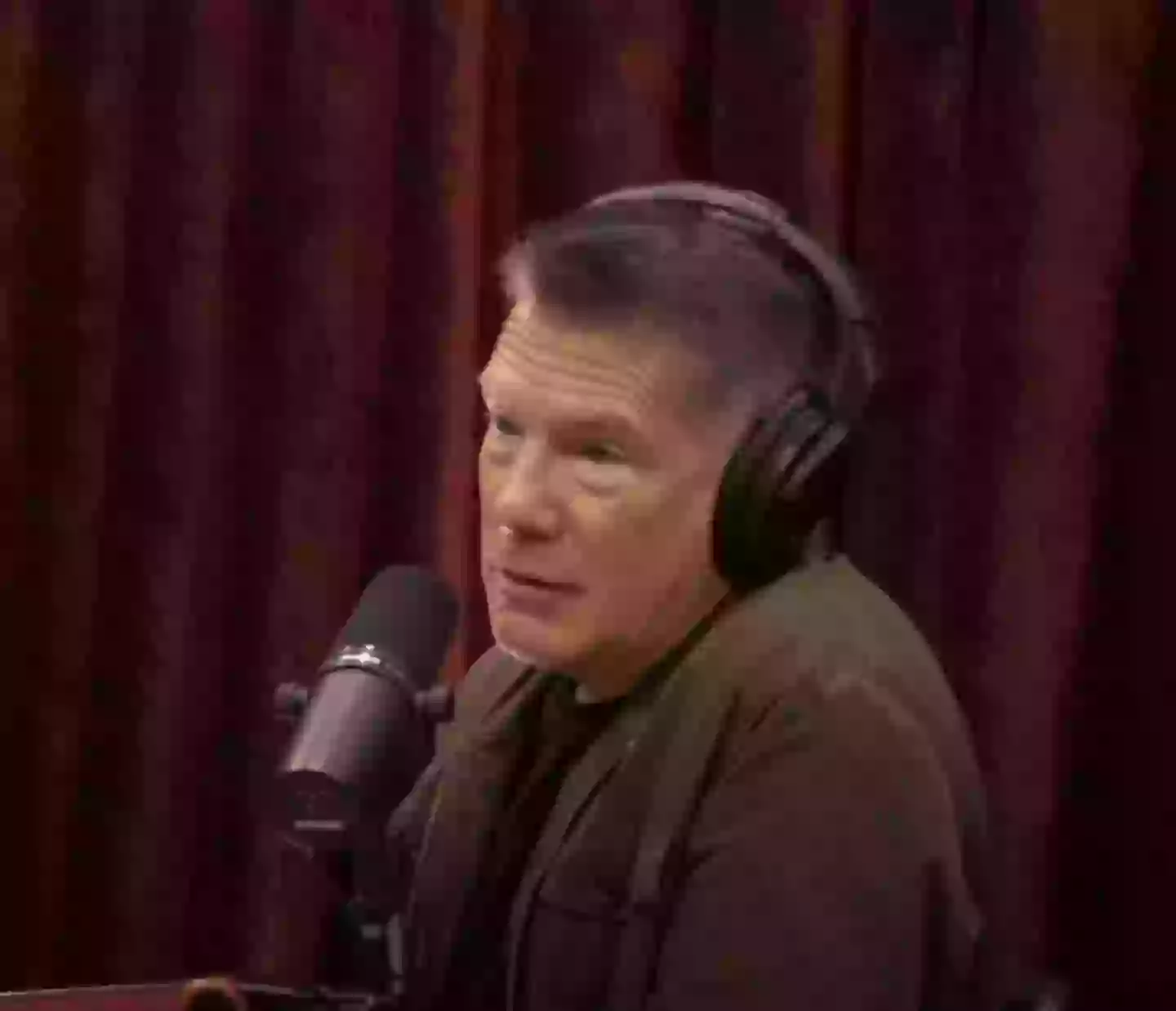 CIA agent tells Joe Rogan what we could find as Donald Trump closes in ...