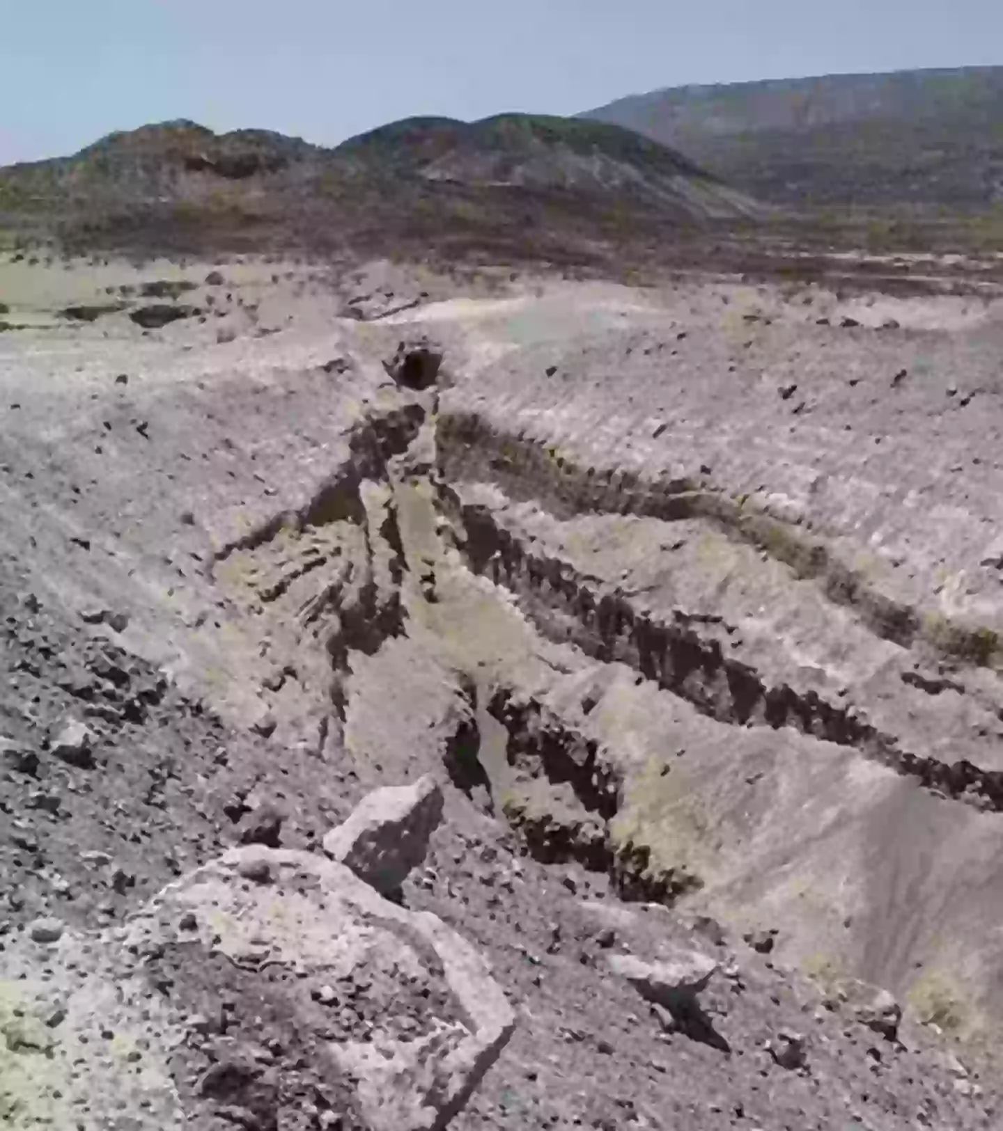 Distressing photos show Africa physically splitting apart as new ocean ...