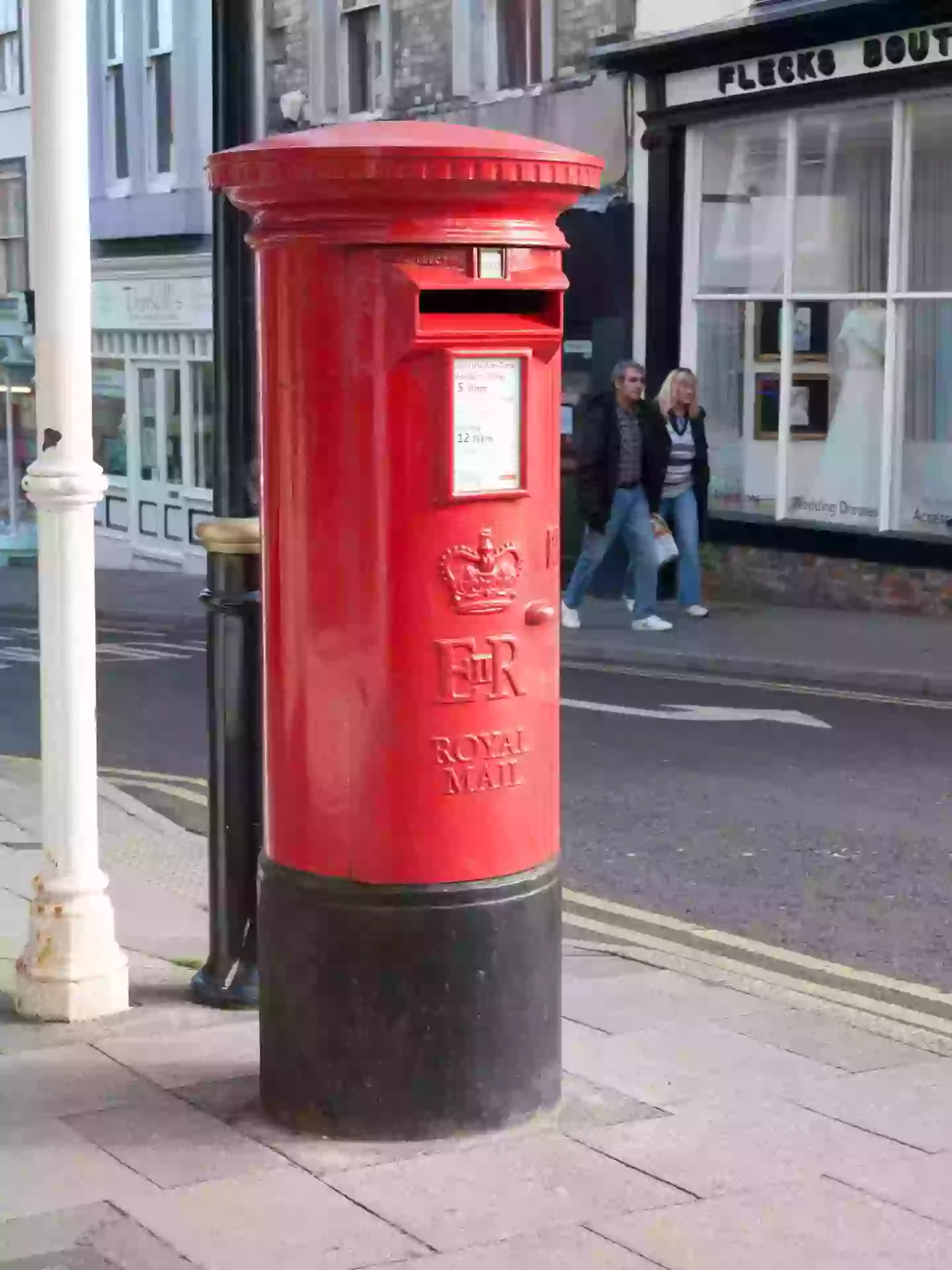E R Post Box Symbol People are just finding out what symbols 'GR' & 'ER' on postboxes mean