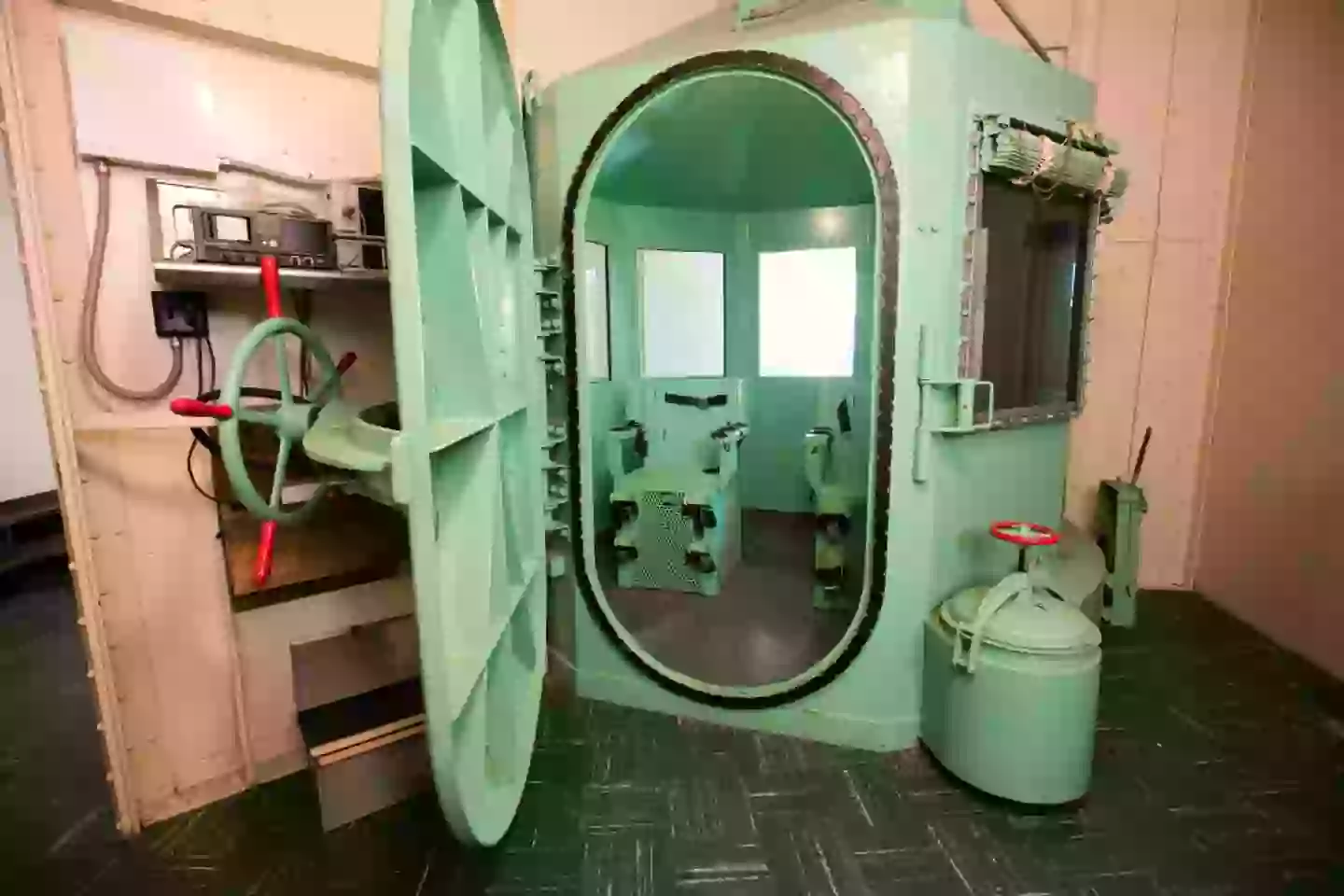 Deth Row Computer Inside death row chamber with chilling reason behind red flashing light