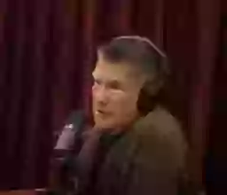 CIA agent tells Joe Rogan what we could find as Donald Trump closes in ...