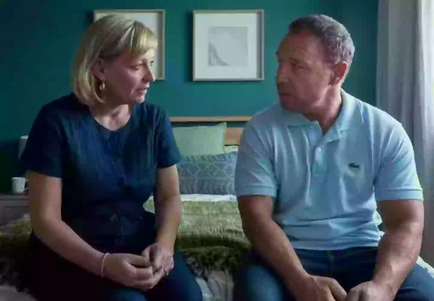 Jamie's parents, Manda and Eddie, also wear blue in the final episode of the hit limited series (Netflix)