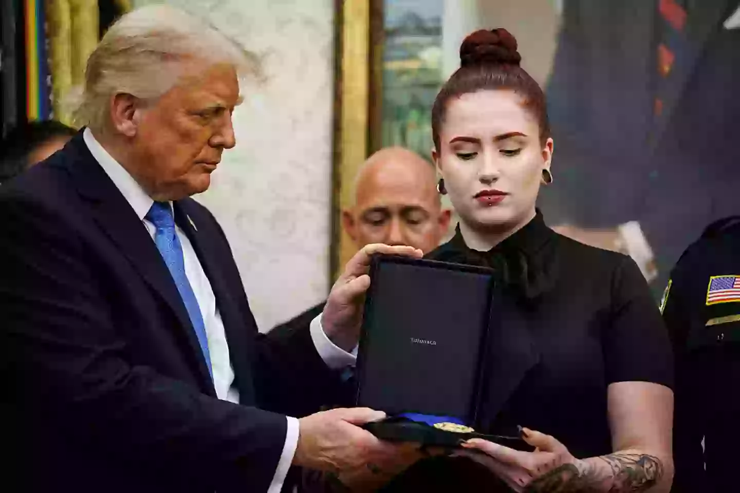 Trump presented the award to Diaz (Samuel Corum/Bloomberg via Getty Images)