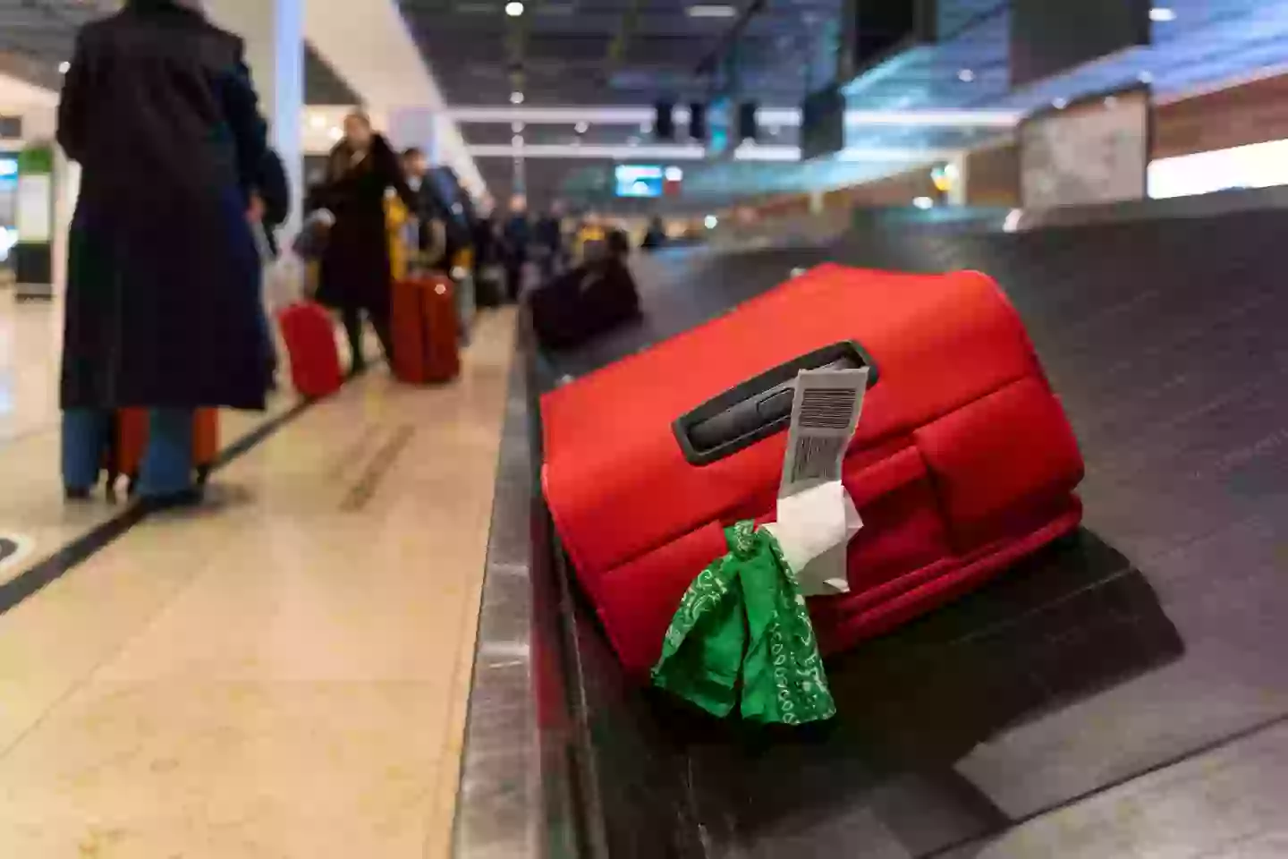 Be sure to have the info on your luggage tag facing toward your suitcase. (FluxFactory / Getty Images)
