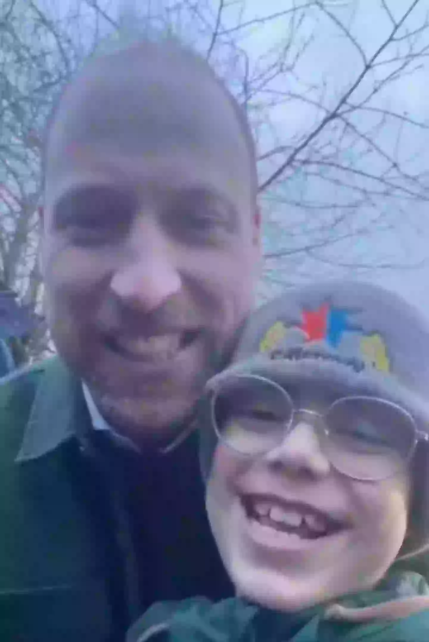 O menino conseguiu sacar uma selfie com o futuro rei. (X/@stnicsliv)