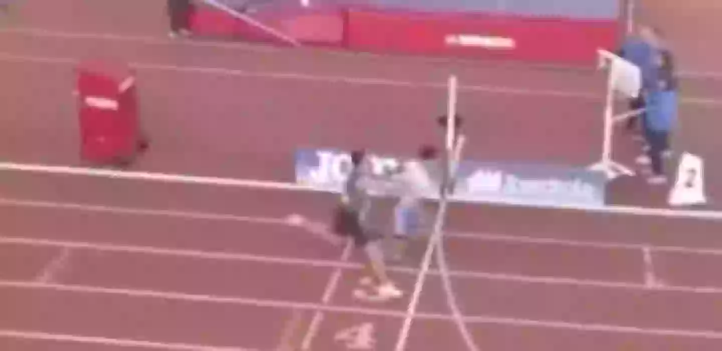 Palencia has been disqualified for the act (Twitter/@SVElClarin)