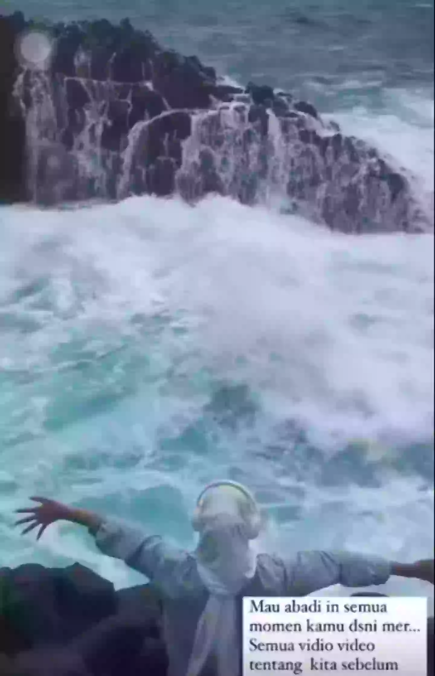 She posed with her arms open towards the waves (@baiqrosdiani/TikTok)