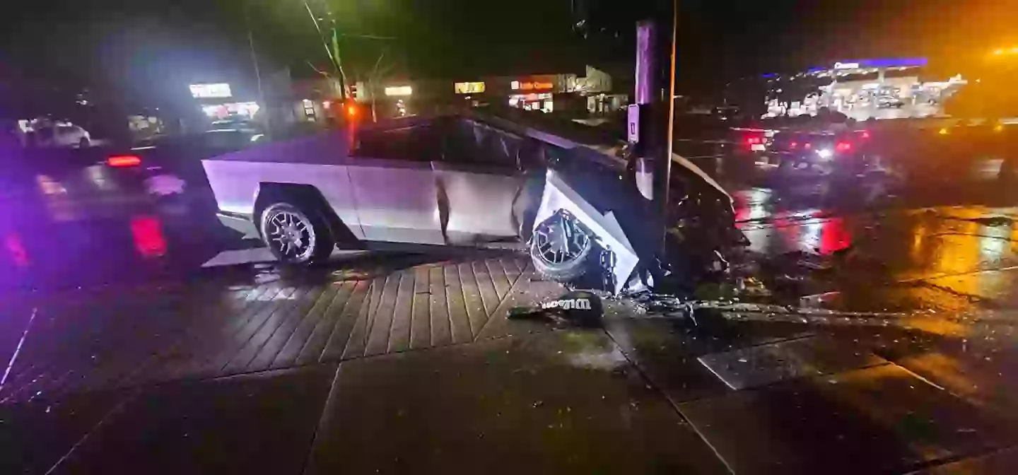 The crash seriously damaged the vehicle (Twitter/@MrChallinger)