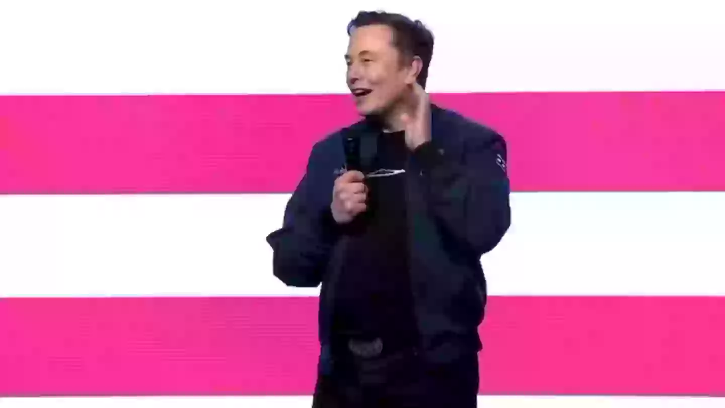 People have 'second-hand embarrassment' after seeing Elon Musk's bizarre reaction to heckling at rally