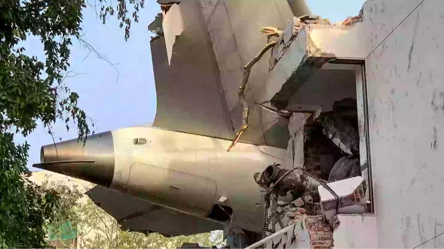 Expert explains one detail which didn't look right on Air India plane as pilot's 'final words' revealed - World News - UNILAD