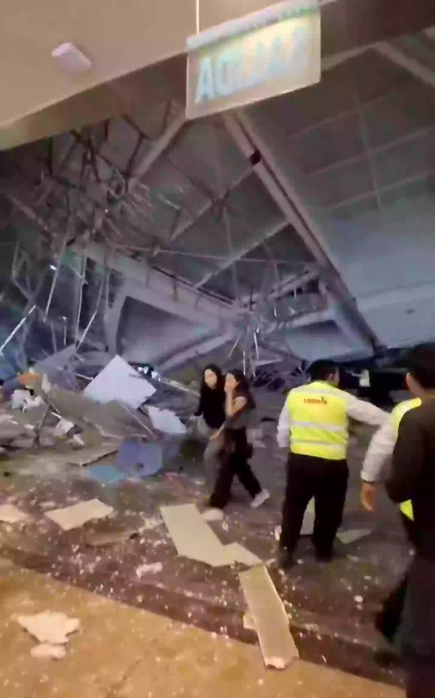 The roof of a food court in the Peruvian city of Trujillo collapsed on shoppers, killing three (X/rykerflicks)