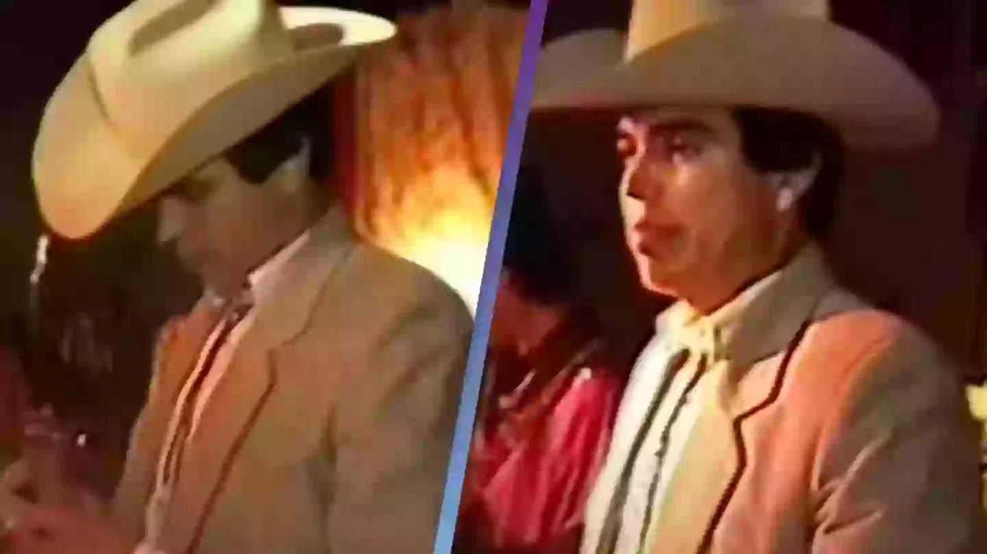 Chilling clip shows moment singer realizes it's his last performance after being handed 'death note' on stage - Viral - UNILAD