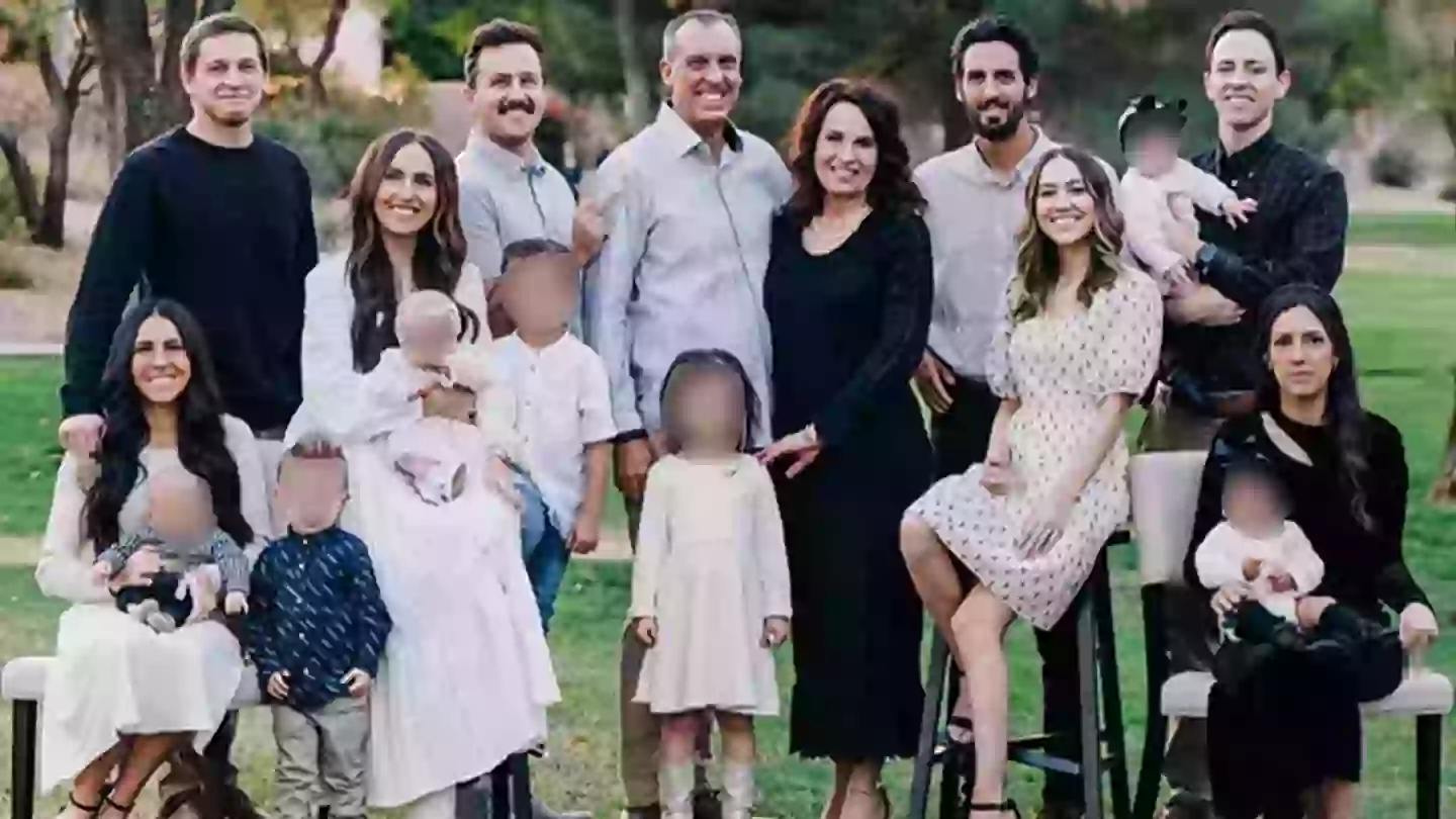 Amanda Cooper and her siblings played a prank on their mom while taking their annual holiday photos (Instagram/@amandak_cooper)