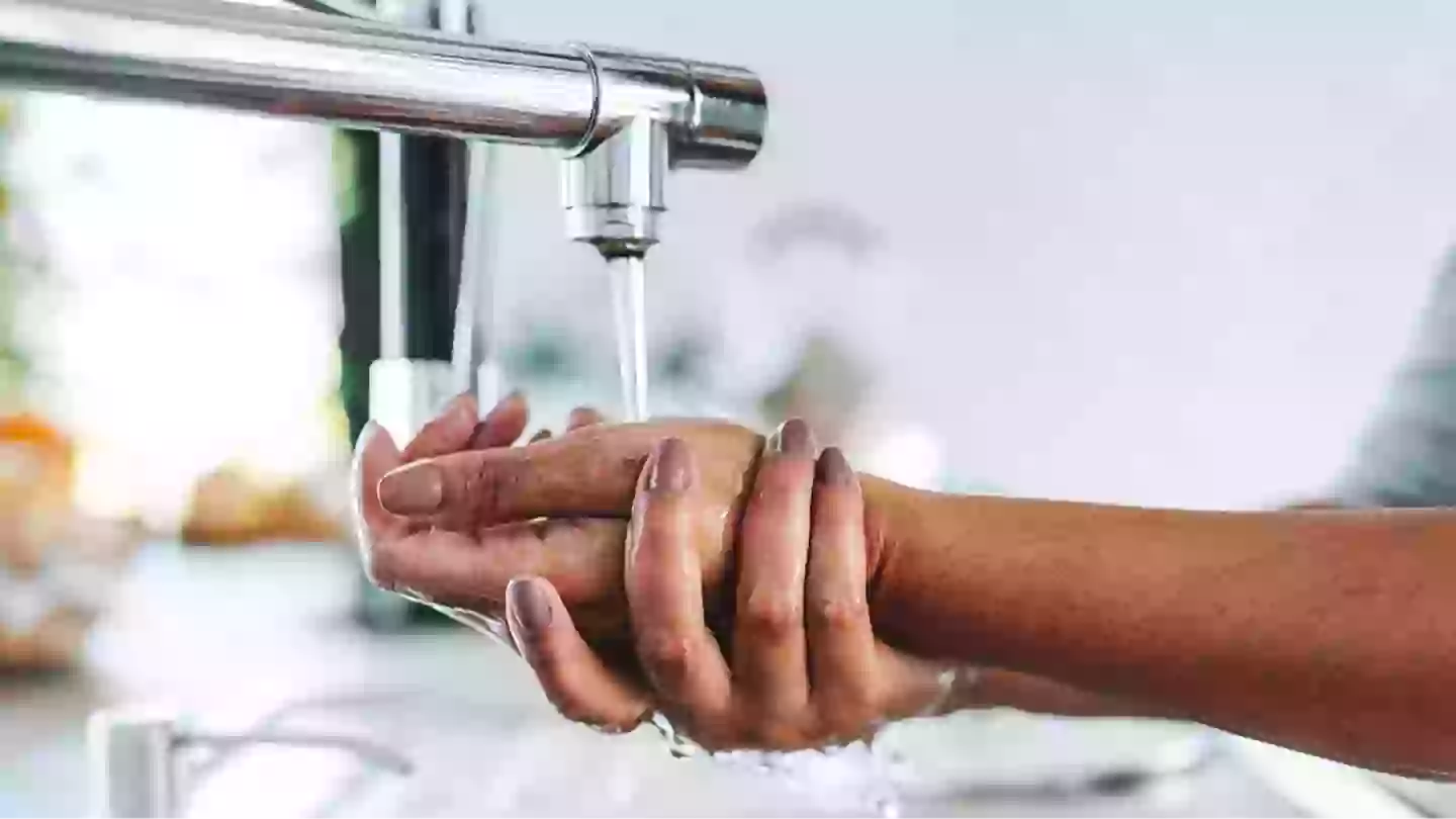 Experts issue urgent warning after woman dies rinsing sinuses with infected tap water
