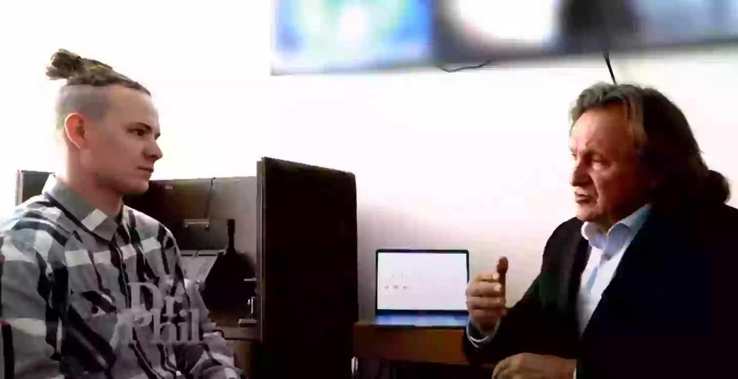 Brenden sits down with Dr Bradley Jabour to discuss brain imaging (YouTube/Dr. Phil)