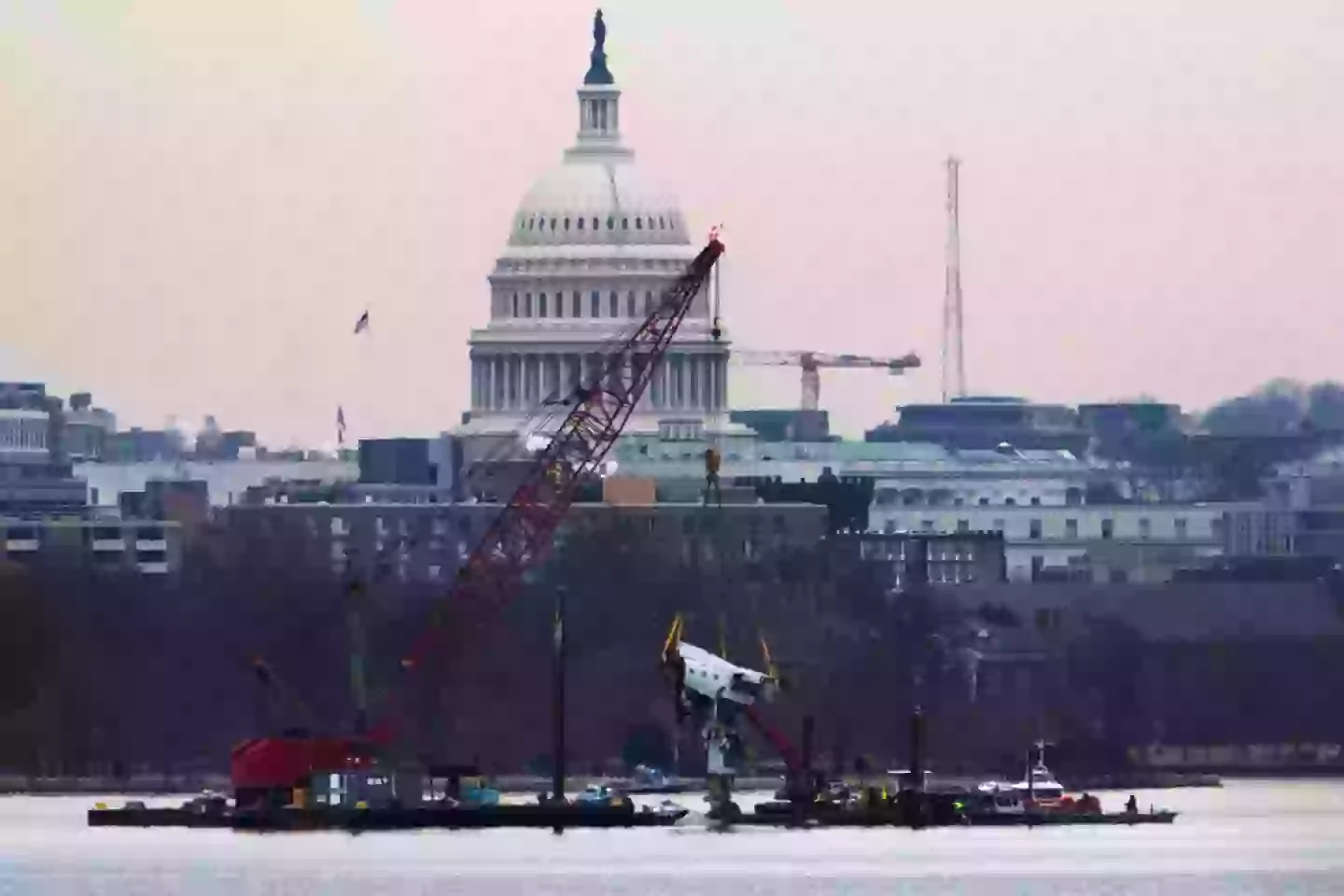 Wreckage from American Airlines flight 5342 seen being pulled from the Potomac River (Tom Williams/CQ-Roll Call, Inc via Getty Images)