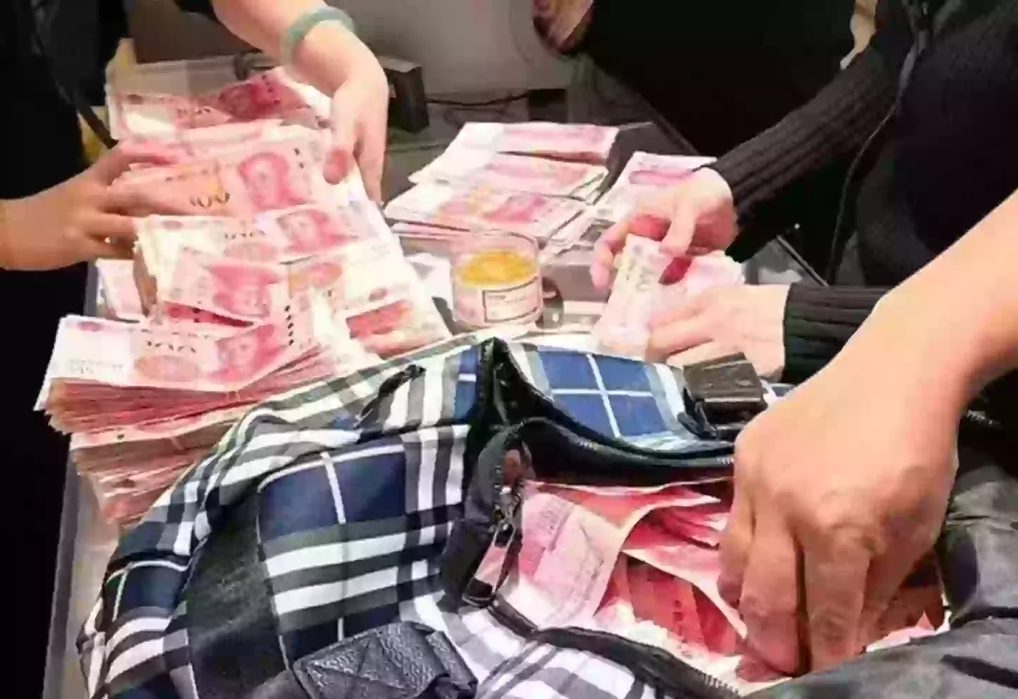 The woman handed the cash to the sales assistants. (Weibo)