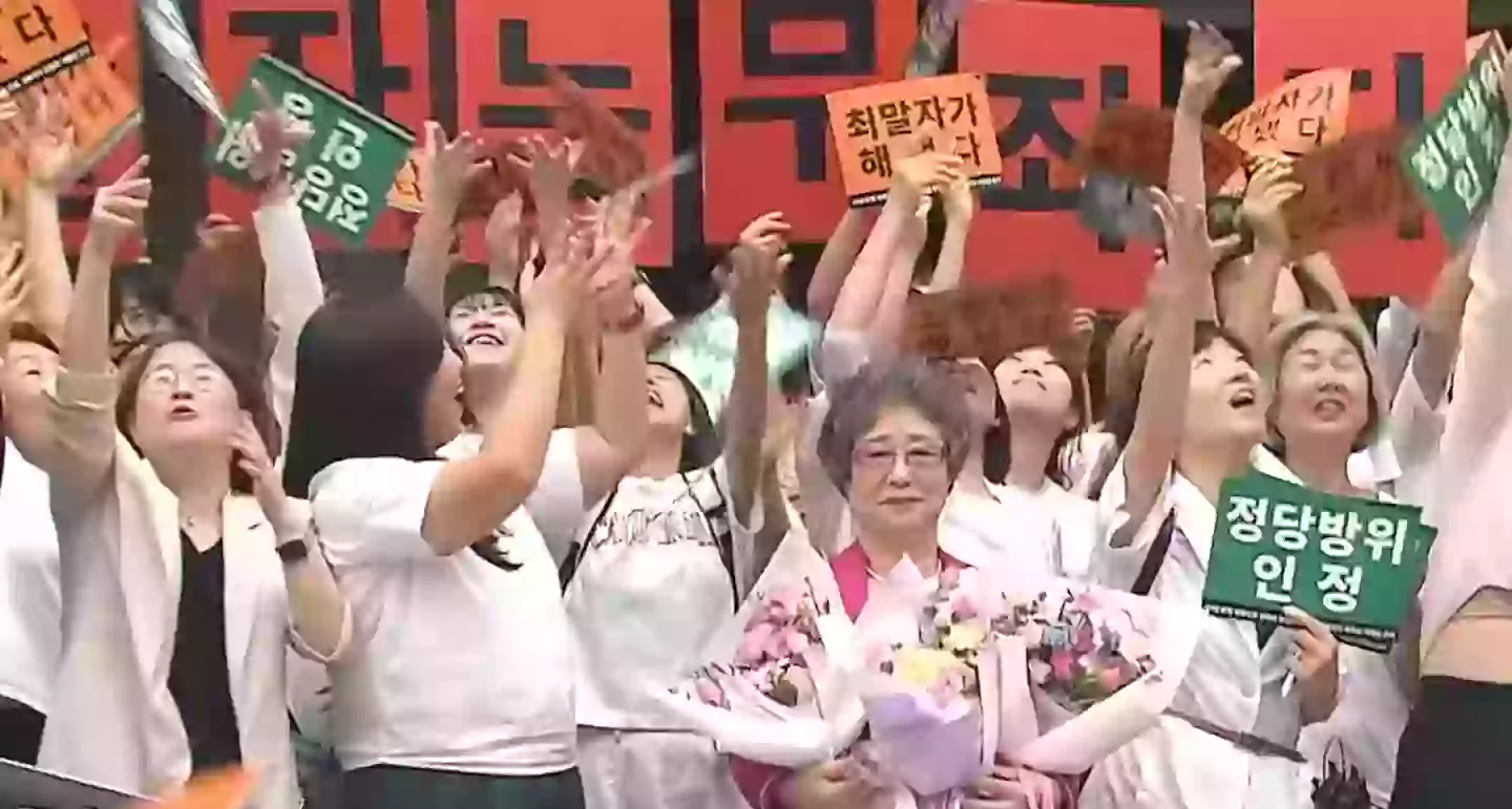 Choi was joined by supporters outside the courtroom after seeing her conviction overturned (KBS News)