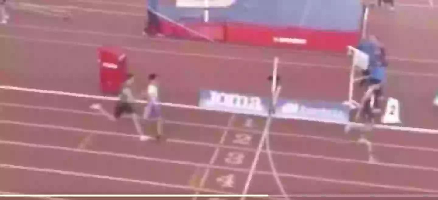 The moment Daniel Lopez went into Mario Palencia's path and was 'pushed' (Twitter/@SVElClarin)