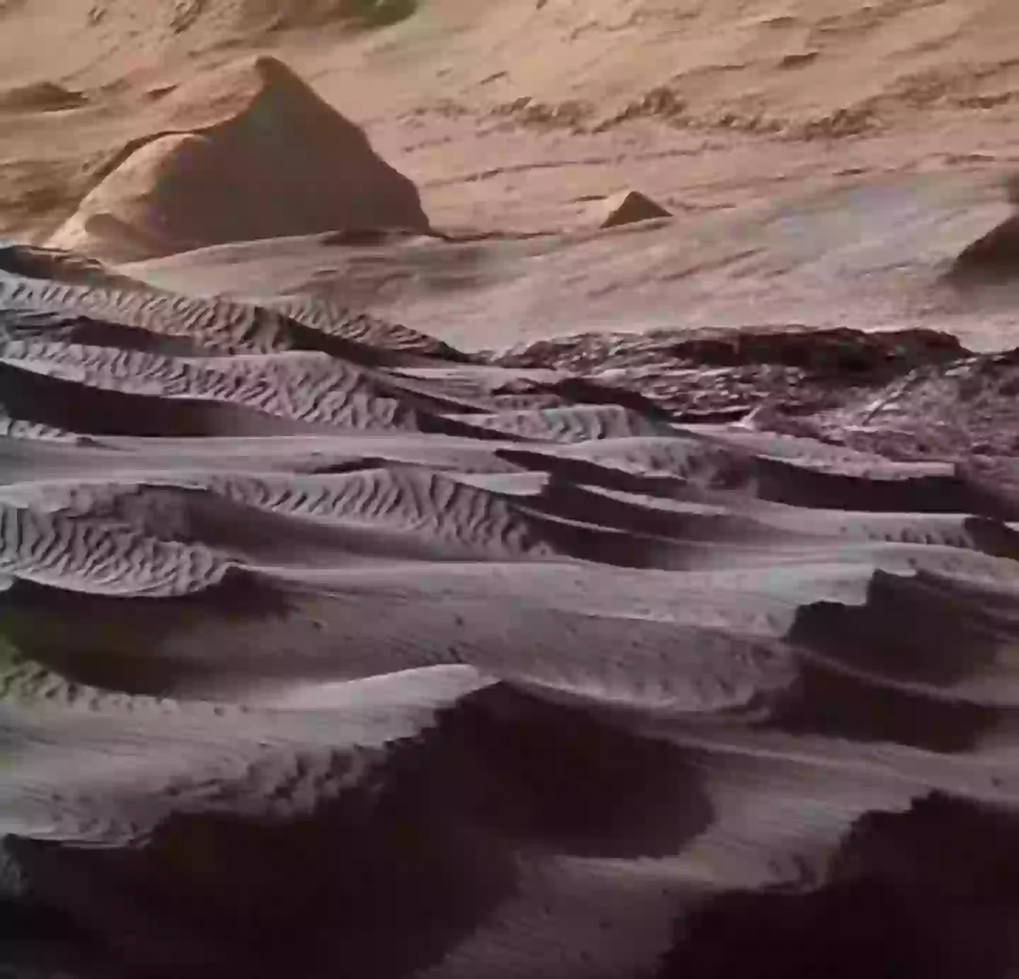 NASA releases footage of dunes on Mars (NASA)