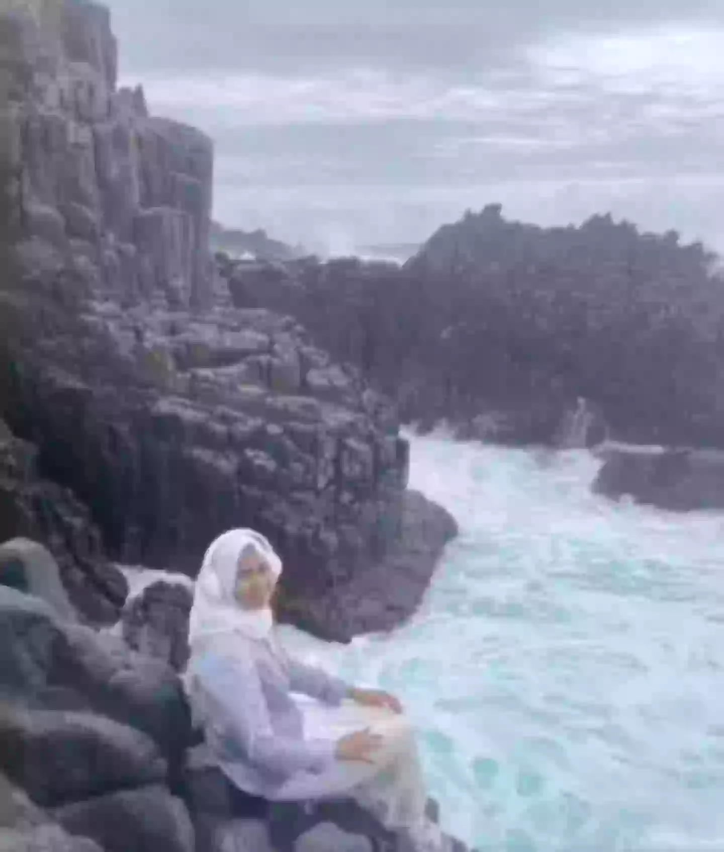 The teen enjoyed the view before disaster struck (@rejekianakbaik/Twitter)