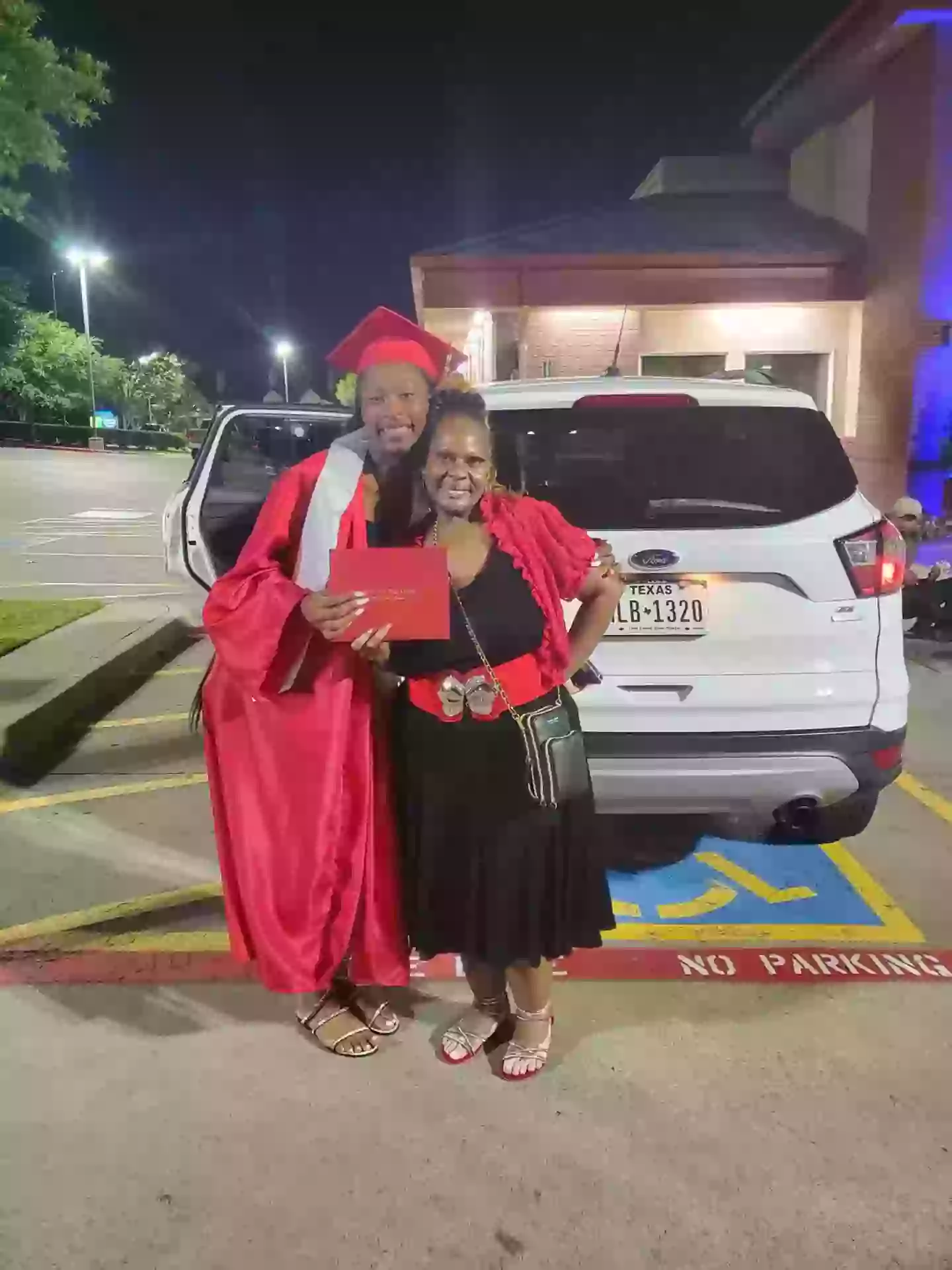 Taylor and her aunt Vandora Skinner (Facebook)