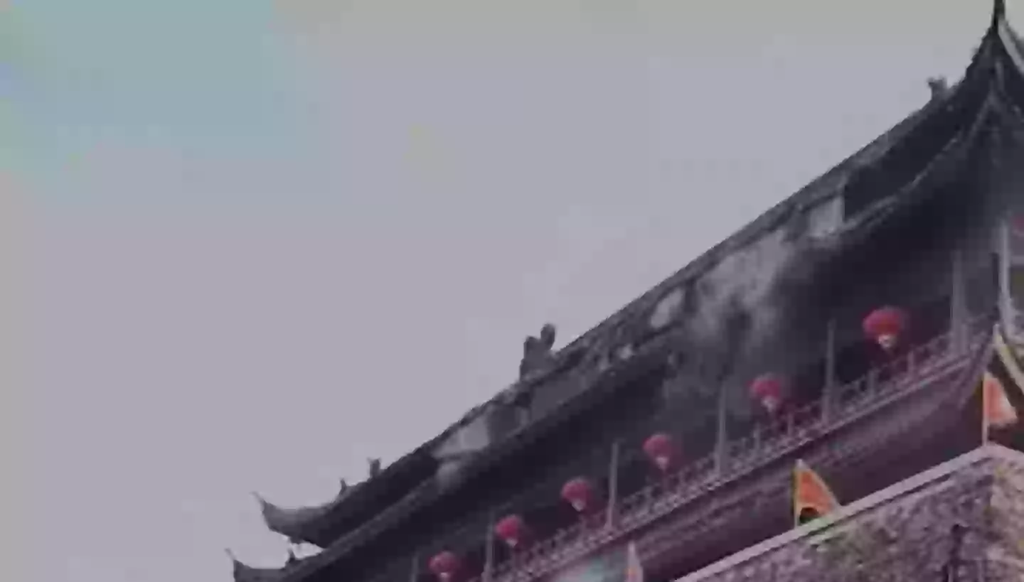 Tiles came cascading off the roof (YouTube/ CNN/ @SENYU/DOUYIN)